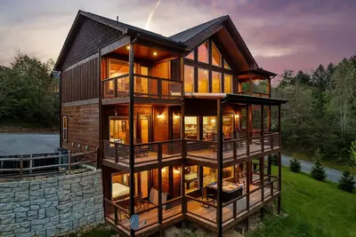 Image de Game Room, Movie Theater, Deck w/ Hot Tub + Views! | Smoky Horizon by AvantStay