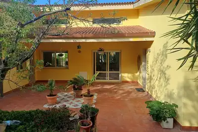 Image de Villa entirely surrounded by garden a stone's throw from the sea.