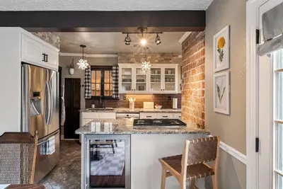 Image de Vintage Charm at Ivy Cottage with separate hot tub hangout, pickleball!