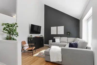 Image de Sunny Modern Home| King Bed |Close highway access