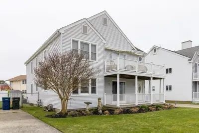 Cozy 3br Duplex - Steps from the Shore