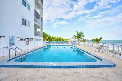 Pelican Perch updated 2bed/2bath beachfront condo with shared pool