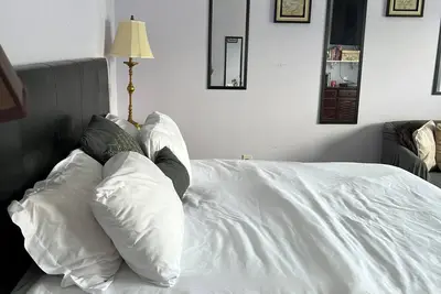 Image de Family sized home with pool!