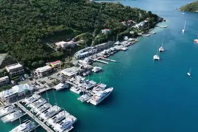 Image de Unique luxury property on the water front with dock and stunning views.