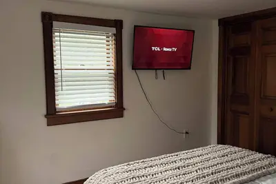 Image de Tranquil, serene farmhouse, hot tub, game room, outdoor pizza oven\n waterfront