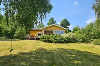 Image de Mysig Stuga på Stor Inhägnad Tomt. Bra för Barn & Hund. Sjöutsikt & Braskamin