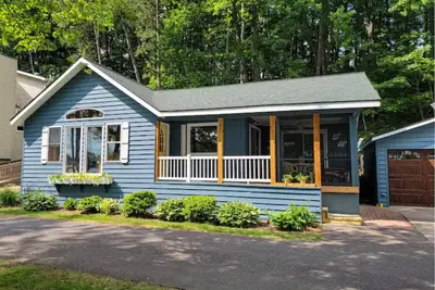 Image de New! Renovated Bungalow steps from Lake Tomahawk - King Bed, Dock Space, Firepit