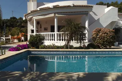 Image de Villa avec grande piscine et de superbes  vues