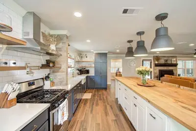 Image de Modern Farmhouse- Artist Studio- Houston Central!