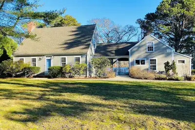 Image de Spacious, historic lakefront home on Great Pond in Eastham, Ma. private beach.