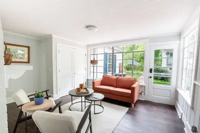 Image de Oakwood Retreat:Charming Historic Home sleeps 8