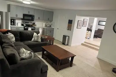 Image de Cozy family sized 2 bedroom 1 bath newly remodeled basement