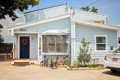 Image de Unit 2 Teal bungalow is pet-friendly for your stay. close to Galveston and Kemah