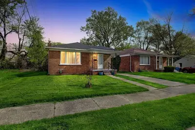 Image de Queen G2 Mansion (3-Bedroom Home) - Pets Allowed by RedAwning