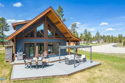 Image de Waterfront Lodge | Private Dock | Rocky Mountains