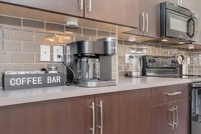 Image de Modern South Edmonton 4-Bedroom, 2. 5 Bath Townhouse with Office & Double Garage