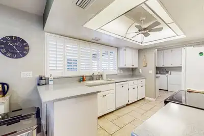 Image de Snowbird-friendly downtown home & guest house with patio, grill, office, W\/D, Ac