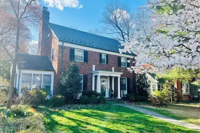Image de Historic family-friendly home close to Dc and Umd - long term stays only