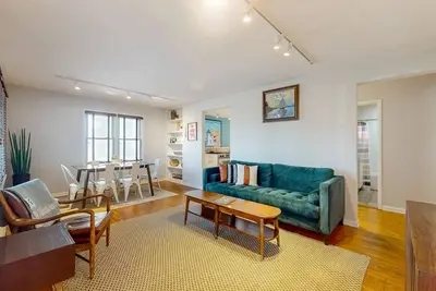 Image de Charming getaway with fenced yard, sunroom, washer/dryer, central Ac