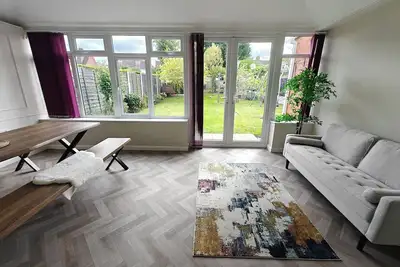 Image de Cornyx House - Solihull centre- sleeps 9, parking, family, groups, professionals
