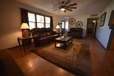 Image de Pet-Friendly Rustic Western Retreat –Walk to Route 66 & Grand Canyon Train Depot