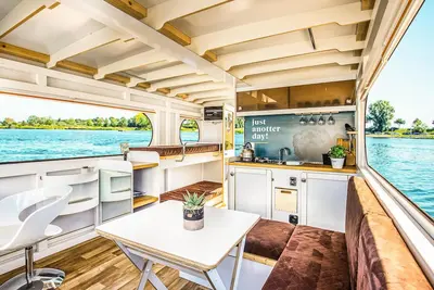 Image de Joli bateau à Ophoven avec vue sur le.