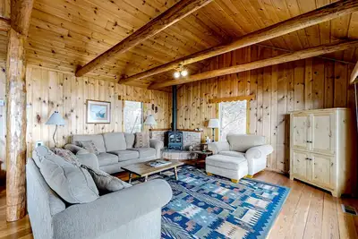 Image de Lakefront home with amazing mountain views, wraparound deck, fireplace, & grill