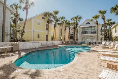 Image de Dolphin Dreams! Whole House -1 min walk to beach! !