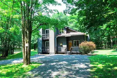 Image de Surrounded by nature! Private Lake, King Bed, Peaceful Deck & Game Room!