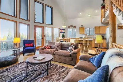 Image de Serene Mountain Cabin: Views, Skiing, & Tranquility!