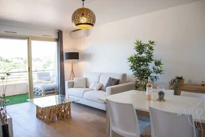 Image de Bel Appartement avec Terrasse, A/C et Parking