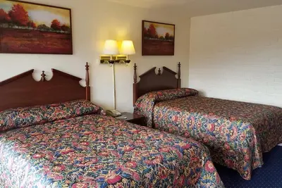 Image de 2 Double Beds Non Smoking, Red Carpet Inn, Mini-Fridge, Near Virginia Tech