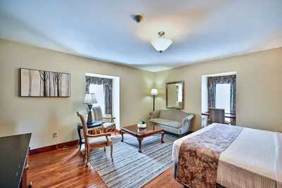Image de Two Bedroom King Suite, Tom Quick Inn, Daily Housekeeping, Bar Onsite