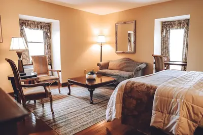 Image de Charming Retreat in Milford: Walking Distance to Local Attractions!