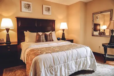 Image de Downtown Gem: Top-Rated Location, Modern Comfort, Historic Charm!