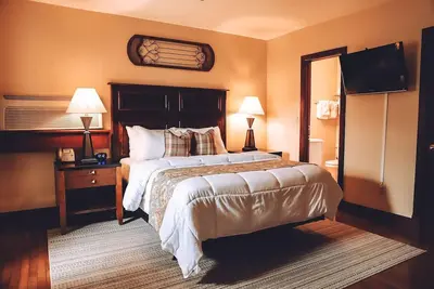 Image de Two Bedroom Queen Suite, Tom Quick Inn, Pet-Friendly, Free Parking