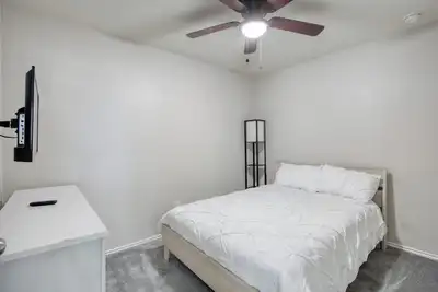 Image de Stylish, cozy and centrally located oasis.