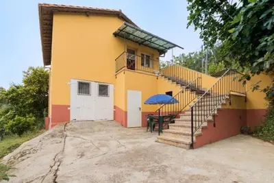 Image de Casa 'El Trabaz' avec vue sur la montagne et jardin privé