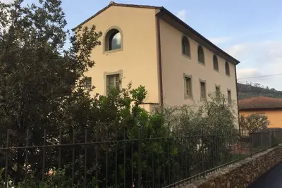 Appartement 'Calci - Dal Monte Al Mare' avec vue sur les montagnes, jardin partagé et Wi-Fi