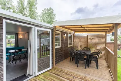 Image de Mobil-home avec piscine partagée et terrasse privée