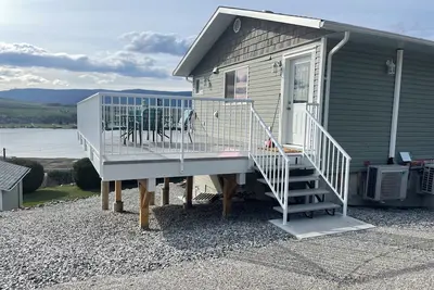 Image de Relax on the deck and enjoy the beautiful lake views, in the North Okanagan
