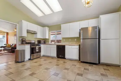 Image de Cozy Palmdale Desert Delight Home