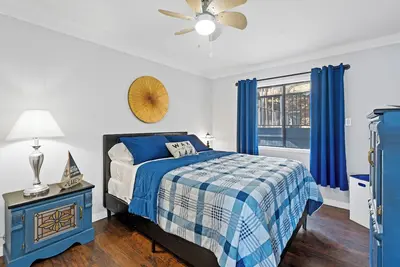 Image de Lakefront, 1 King Bed, dock, mist view, electronic firepit