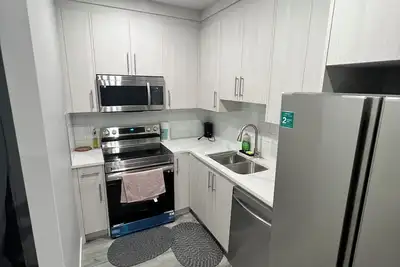 Image de A cosy and comfortable 2 Bedroom close to all amenities and Airport.