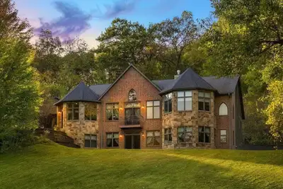 Image de Come Stay like Kings and Queens in this Castle style Home- Beautiful and Private