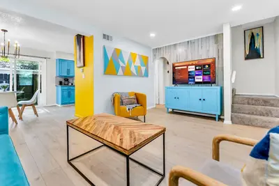 Image de Stylish & Comfy Downtown Gem ~ Workspace ~ Parking