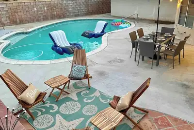 Image de Tesla/Ev Charger King Bed CanyonCrest Neighborhood