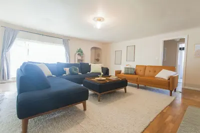 Image de Large Vintage Home 6 Min to U of O campus