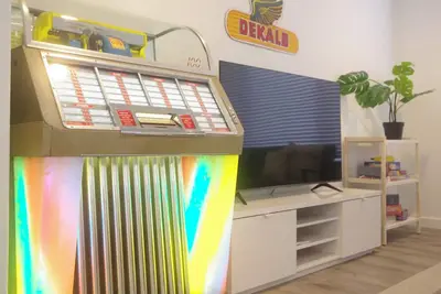 Image de ᗌᗌᗌ Fresh & new 1br. Jukebox, king bed, A/C