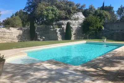 Image de Mas du 11ème siècle situé sur site archéologique entouré d’oliviers